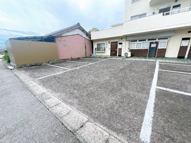 メゾンシャトルの駐車場