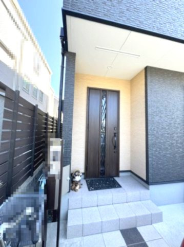 【玄関】 | 河内長野市木戸西町2丁目　中古戸建 | お住まい中につき、内覧ご希望の際は日時に余裕をもってご連絡ください。※掲載中の写真は広角レンズで撮影のため、実際の見え方とは異なります。
