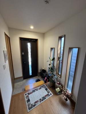 【玄関】 | 河内長野市木戸西町2丁目　中古戸建 | 光が差し込む明るい玄関スペース。シューズクロークを備えているため、すっきり美しい玄関を保てます。