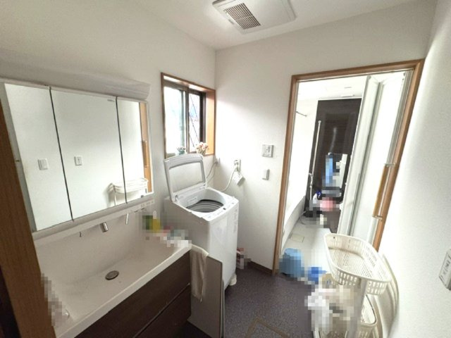 【独立洗面台】 | 河内長野市木戸西町2丁目　中古戸建 | 鏡面裏に小物を収納できる、三面鏡付洗面化粧台。生活感が出がちなスペースも整理整頓でスッキリ。