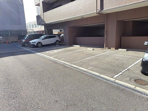 アルファライフ岡大医学部前２の駐車場|敷地内平面駐車場　※2025年1月撮影