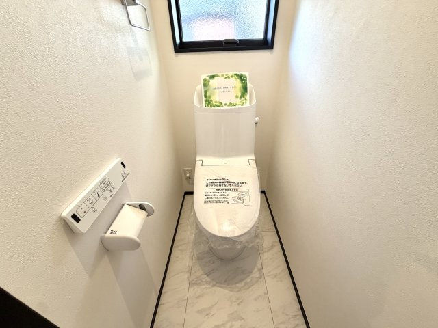 越谷市花田２期１号棟グランフェリディア新築戸建のトイレ|温水洗浄・暖房便座機能付きで寒冷期も快適。一年を通して心地よく利用できる衛生的な空間です。
