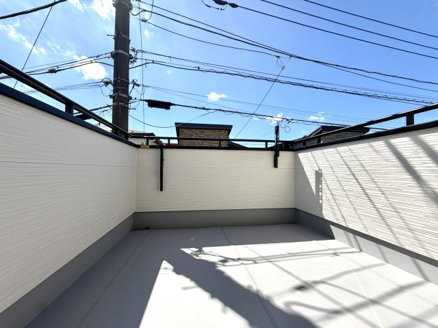越谷市花田２期１号棟グランフェリディア新築戸建のバルコニー|奥行きにゆとりがある使いやすいバルコニー。毎日の洗濯や布団干しも快適です。