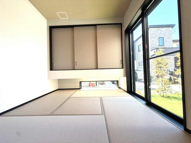 越谷市花田２期１号棟グランフェリディア新築戸建の和室|扉を開放すればリビングの延長として大空間化。大人数が集まる際にもゆったり活用できる配置です。