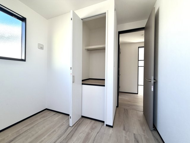 越谷市花田２期１号棟グランフェリディア新築戸建の収納|衣服の出し入れがスムーズに行える使い勝手の良い配置。毎朝の着替えや片付けが習慣化しやすい設計です。