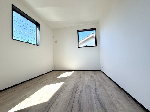 越谷市花田２期１号棟グランフェリディア新築戸建の洋室|木目の温もりが感じられるフローリング仕様。素足でも心地よく過ごせる快適な居室空間です。
