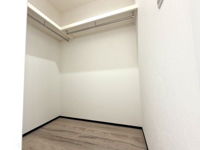 越谷市花田２期１号棟グランフェリディア新築戸建の収納|夫婦やご家族の衣類をまとめて管理できる大容量WIC。衣替えの手間を大幅に減らせる嬉しい設備です。