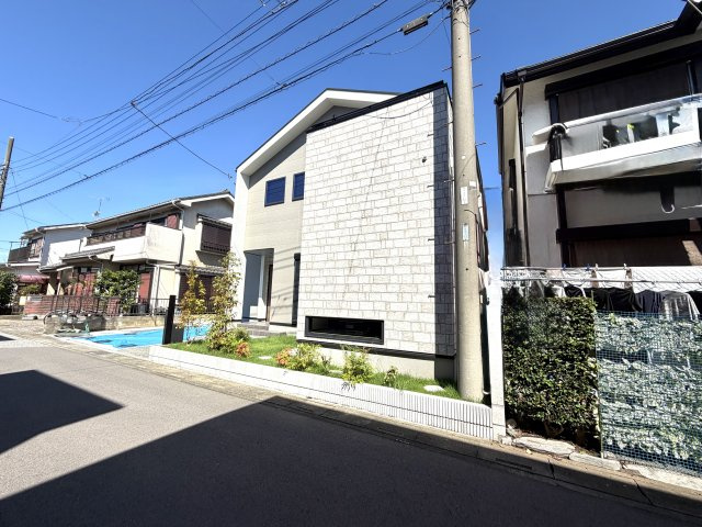越谷市花田２期１号棟グランフェリディア新築戸建の外観|白を基調とした明るく爽やかな外観デザイン。日の光を受けて建物全体がパッと明るく引き立ちます。