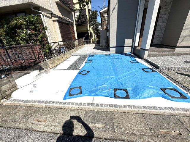 越谷市花田２期１号棟グランフェリディア新築戸建の駐車場|車2台がスムーズに出し入れできるワイドな駐車エリア。忙しい朝の車移動もストレスになりません。
