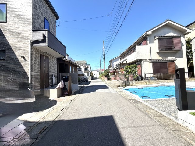 越谷市花田２期１号棟グランフェリディア新築戸建の前面道路含む現地写真|前面道路は主に近隣住民が利用するため交通量が抑えめ。静かな生活環境と車通りの少なさが大きな魅力です。