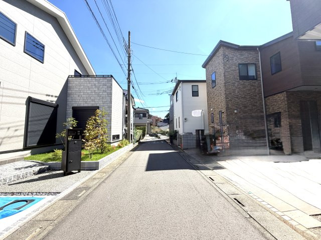 越谷市花田２期１号棟グランフェリディア新築戸建の前面道路含む現地写真|見通しの良いすっきりとした前面道路。歩道や側溝もきれいに整備されており、毎日の往来が快適です。