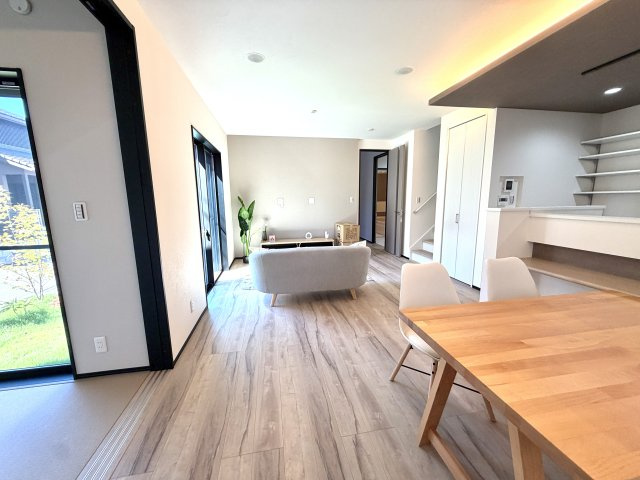 越谷市花田２期１号棟グランフェリディア新築戸建の居間・リビング|隣接するお部屋と繋げてさらに広々と使えるリビング。大人数が集まる際にもゆったり過ごせます。