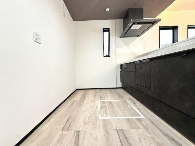 越谷市花田２期１号棟グランフェリディア新築戸建のキッチン|窓からの採光や換気が確保された明るい背面エリア。湿気やにおいがこもりにくく清潔を保てます。