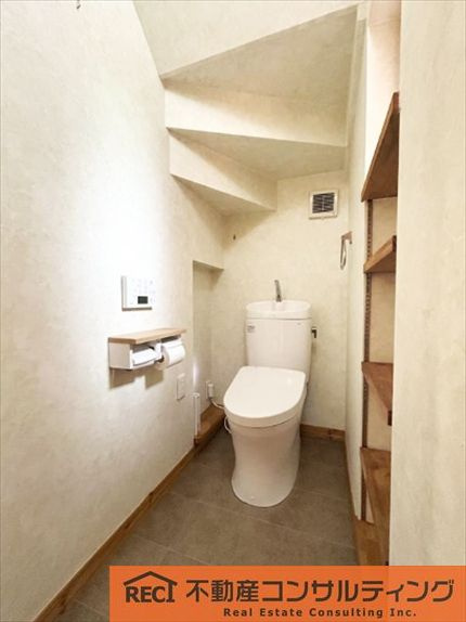 西宮市浜町　中古戸建のトイレ