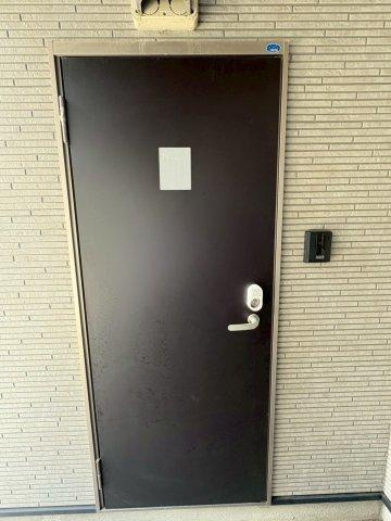 福岡市博多区吉塚３丁目のアパートの玄関