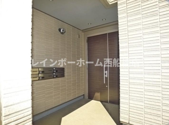 浦安市堀江２丁目のアパートのエントランス