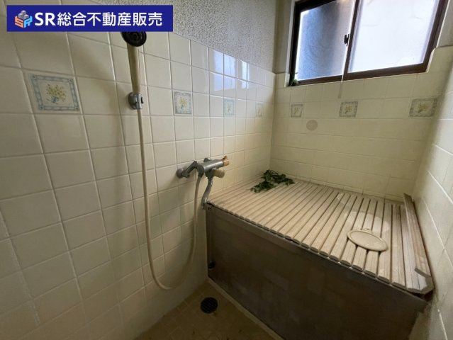 足代3丁目中古テラスハウスの浴室|2F　お風呂。日中は電気なしでも明るいお風呂です！