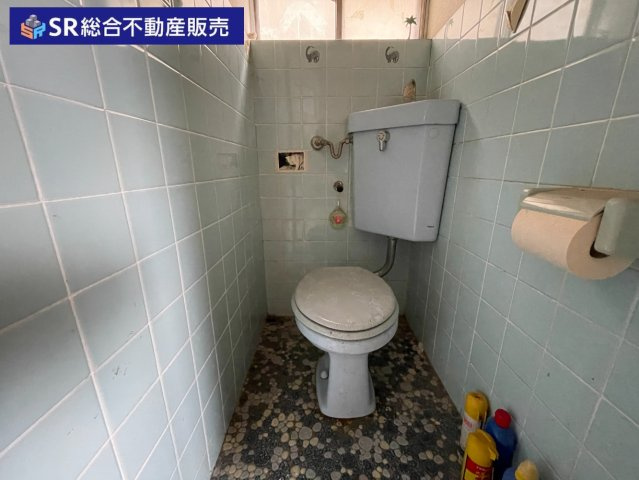 足代3丁目中古テラスハウスのトイレ|2F　トイレ。温水洗浄便座付きトイレに新調もご相談ください！