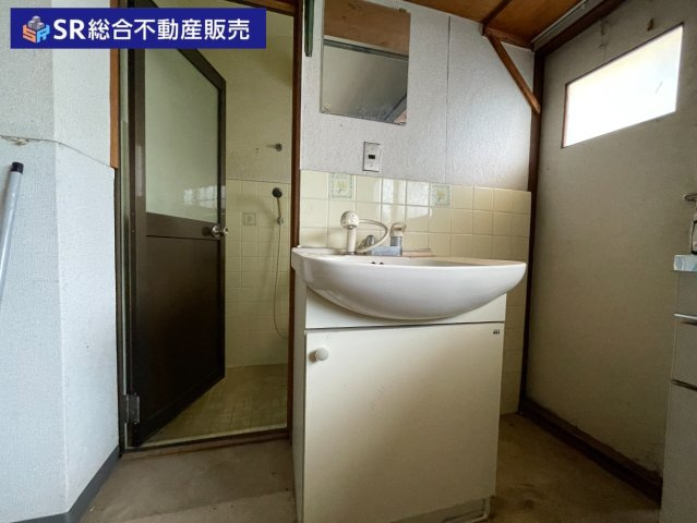 足代3丁目中古テラスハウスの独立洗面台|2F　独立洗面台。朝の身支度には欠かせません