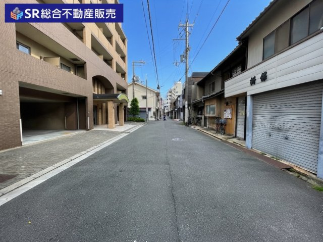 足代3丁目中古テラスハウスの前面道路含む現地写真|前道6ｍと広くテラスハウスではありますが、周辺と圧迫感がないです。