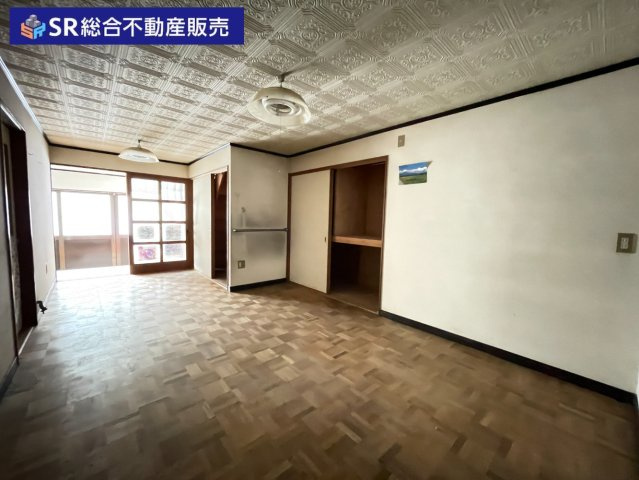 足代3丁目中古テラスハウスの居間・リビング|1F　洋室。1F部分の仕切りを失くして広く使ってリビングにするのはいかがでしょうか。