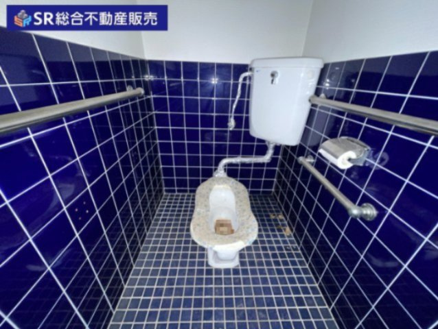 足代3丁目中古テラスハウスのトイレ|1F　トイレ。車いすでも入れそうな幅はあります。