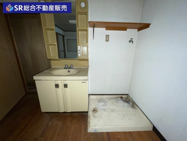 足代3丁目中古テラスハウスの独立洗面台|1F　独立洗面台。室内洗濯機置場もあります！
