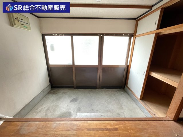 足代3丁目中古テラスハウスの玄関|収納もあり広々とした土間玄関です！