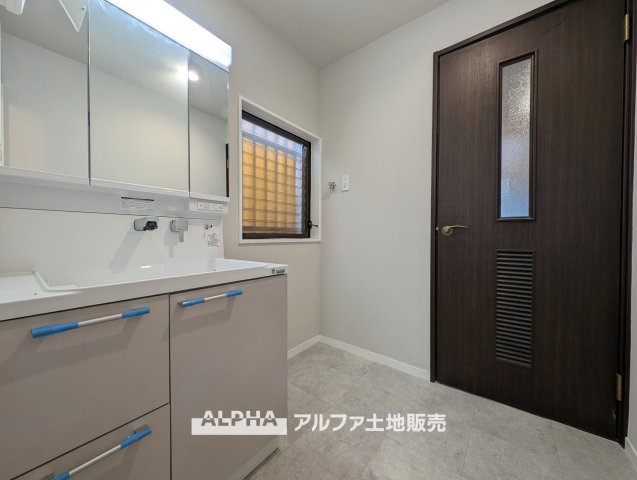 東村山市恩多町2丁目　中古一戸建　全室南向きの独立洗面台|【Fresh Morning】◆洗面台新品交換済み◆
リフォームで洗面化粧台を新品交換。毎日の洗顔や歯磨き、外出前の身支度を気持ちよく行える清潔感のある空間です。