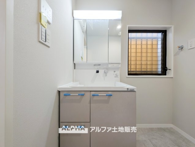 東村山市恩多町2丁目　中古一戸建　全室南向きの独立洗面台|【Powder Room】◆身支度を整える洗面空間◆
洗髪洗面化粧台を備えた洗面スペース。朝の準備から帰宅後の手洗いまで、家族の毎日に便利な設備です。