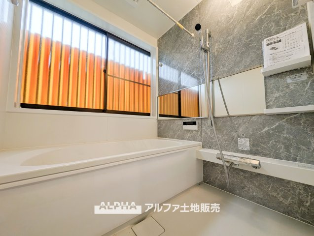 東村山市恩多町2丁目　中古一戸建　全室南向きの浴室|【Relaxing Bath】◆新品交換済みの浴室◆
浴室を新品交換し、追い焚き機能や浴室乾燥機も備えたバスルーム。一日の疲れを癒す時間や雨の日の洗濯にも便利です。