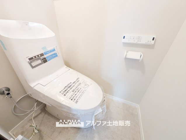 東村山市恩多町2丁目　中古一戸建　全室南向きのトイレ|【Clean Restroom】◆トイレ新品交換済み◆
リフォームでトイレを新品交換。1階と2階にそれぞれ設置されており、家族の生活時間が重なる朝にも便利です。