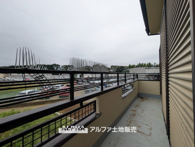 東村山市恩多町2丁目　中古一戸建　全室南向きのバルコニー|【Sunny Balcony】◆陽光を感じるバルコニー◆
2階に設けられたワイドバルコニー。洗濯物を干すスペースとして活躍し、外の空気や自然光を身近に感じられます。
