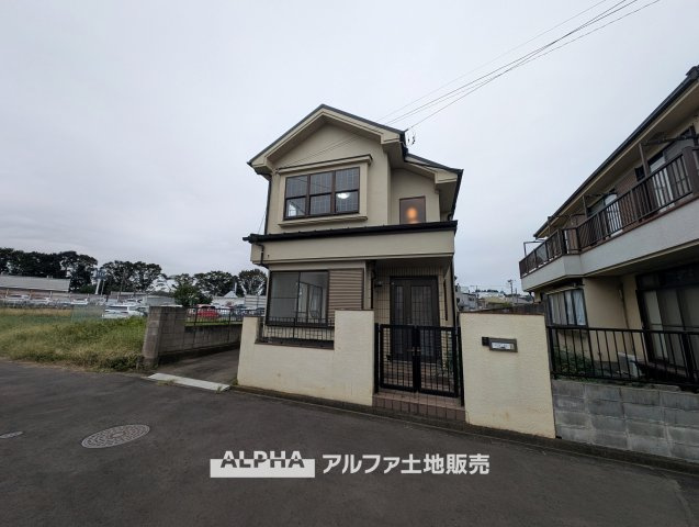 東村山市恩多町2丁目　中古一戸建　全室南向きの外観|【Comfortable Home】◆駐車スペース付き住宅◆
東側約5mの公道に面した住まい。並列1台分の駐車スペースを備え、日々の車での移動にも便利な住環境です。