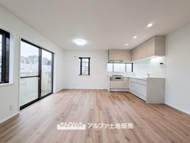 東村山市恩多町2丁目　中古一戸建　全室南向きの居間・リビング|【Living Style】◆家具選びが楽しくなる空間◆
約14帖のLDKは、ソファやダイニングテーブルを配置して、自分らしいインテリアを楽しめる家族のくつろぎ空間です。