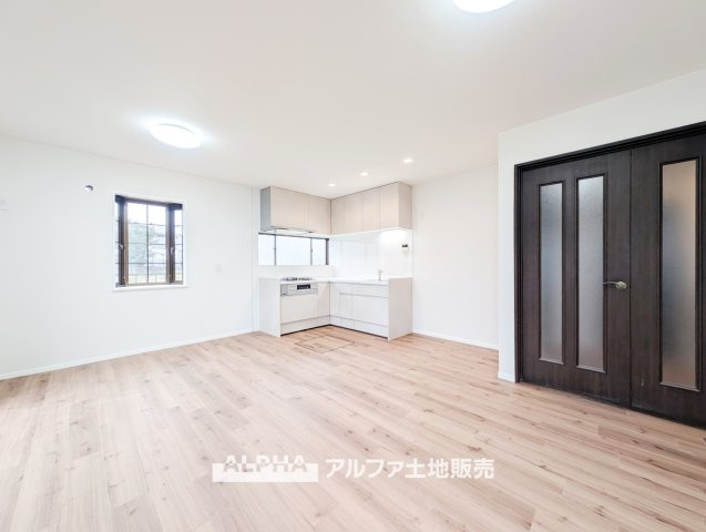 東村山市恩多町2丁目　中古一戸建　全室南向きの居間・リビング|【Fresh Interior】◆リフォーム済みの住空間◆
クロス張替えやフロアタイル貼りを実施。新しく整えられた内装が、毎日の暮らしに清潔感と心地よさを添えます。