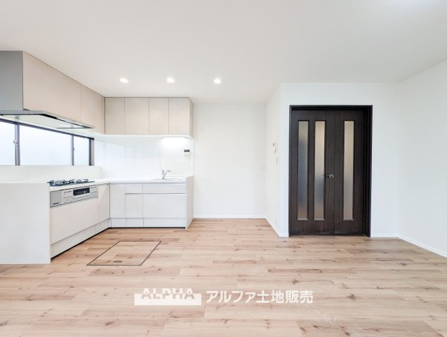東村山市恩多町2丁目　中古一戸建　全室南向きの居間・リビング|【Family Moments】◆家族が集まるLDK◆
食事やくつろぎの時間を共有できるリビング。家族が自然と顔を合わせ、何気ない日常を大切にできる空間です。