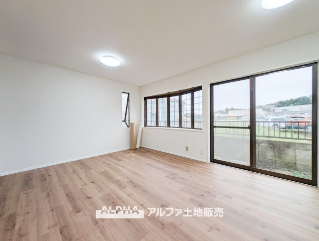 東村山市恩多町2丁目　中古一戸建　全室南向きの居間・リビング|【Bright Living】◆陽光が彩るリビング◆
窓から自然光が差し込む約14帖のLDK。明るい室内で家族との会話や食事を楽しめる、心地よい住空間です。