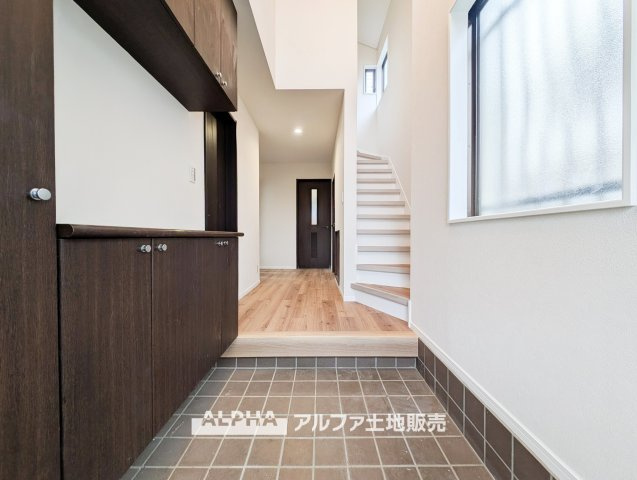 東村山市恩多町2丁目　中古一戸建　全室南向きの玄関|【Welcome Home】◆家族を迎える玄関◆
毎日の外出や帰宅時に利用する玄関スペース。シューズボックスを備え、靴を整理しながらすっきりとした空間を保てます。