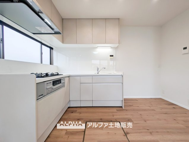 東村山市恩多町2丁目　中古一戸建　全室南向きのキッチン|【Open Kitchen】◆会話が弾む対面キッチン◆
リビングを見渡せるカウンターキッチンを採用。料理をしながら家族の様子を感じられ、毎日の食事づくりを楽しめます。