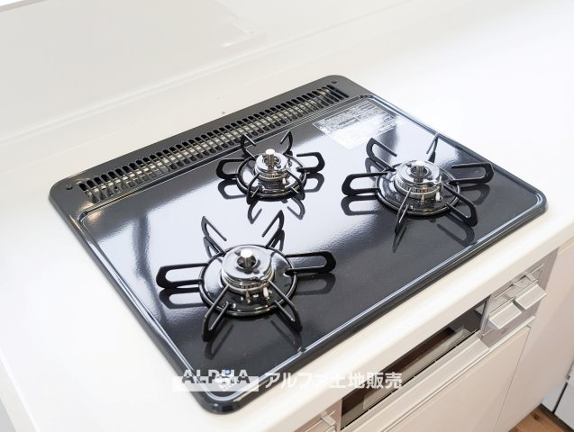 東村山市恩多町2丁目　中古一戸建　全室南向きのキッチン|【Cooking Time】◆コンロ新品交換済み◆
リフォームでコンロを新品交換。都市ガス利用の住まいで、毎日の料理を楽しめるキッチンスペースです。
