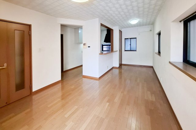 岸和田市西大路町の居間・リビング|LDK（実際の室内写真）：約14.7帖のLDKを備えた4LDKの住まいです。