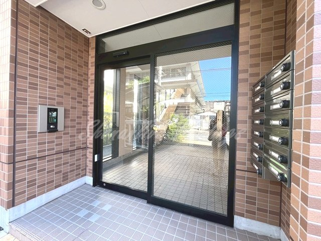 横浜市港南区最戸１丁目の賃貸マンションのエントランス