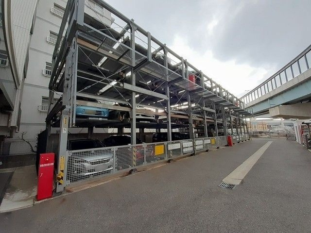 レイ・クレストの駐車場