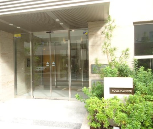HOUSE PLUS ONEのエントランス