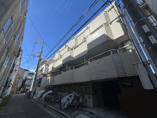 グランディア甲子園の外観