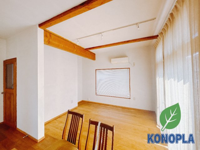 【中古戸建】伊勢崎市茂呂町2丁目の居間・リビング|リビング｜時の流れと共に陽射しは装いを変え空間に新たな彩りを与えます。一日中家に居ても飽きることなく過ごすことができる素敵な空間です♪