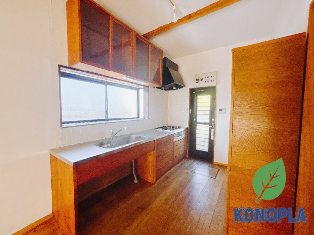 【中古戸建】伊勢崎市茂呂町2丁目のキッチン|キッチン｜ワークトップの幅が広く、お子様といっしょにお料理をつくったり、ちょっとしたパーティーも楽しめます。フラットなのでお掃除がしやすいのもポイントです♪