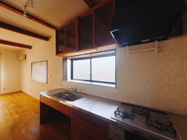 【中古戸建】伊勢崎市茂呂町2丁目のキッチン|キッチン｜リビングまでの見通しが良く、家事をしながらでも、お子様の様子を見られるようになっています。お子様がいつもママのそばにいる安心感も生まれます♪
