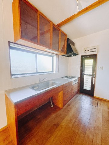 【中古戸建】伊勢崎市茂呂町2丁目のキッチン|キッチン｜大きなお鍋や調理用具のも出し入れラクラクな収納がたっぷり！毎日使う場所だからこそ、無理のない姿勢で作業できるのは嬉しいポイントですね(*＾＾*)♪
